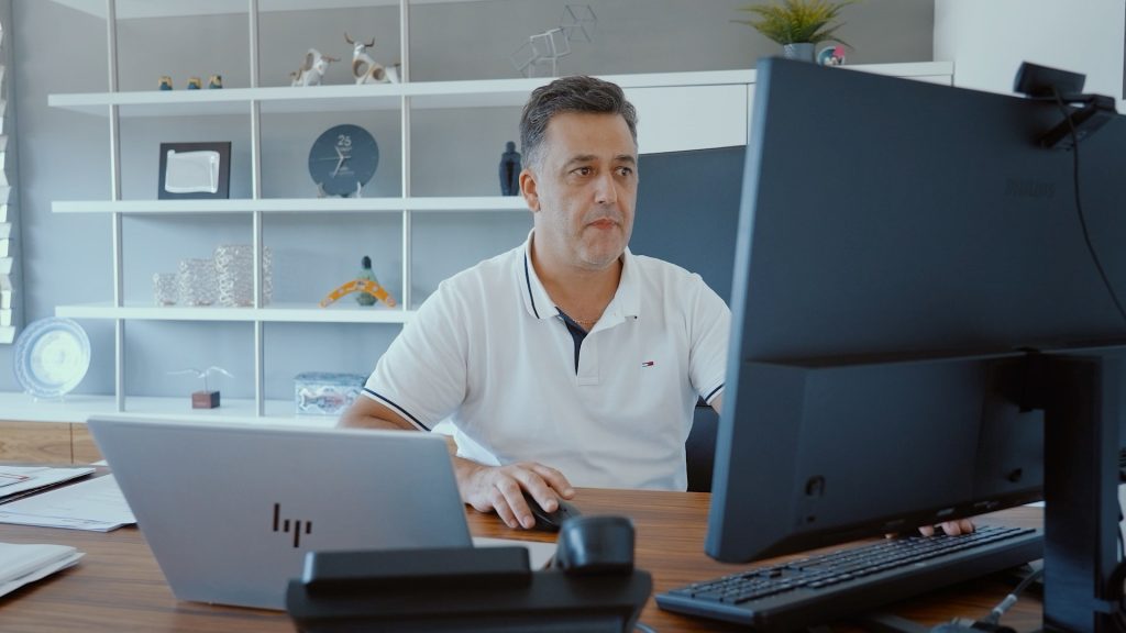 Consultor da Arrobabit a trabalhar ao computador no escritório