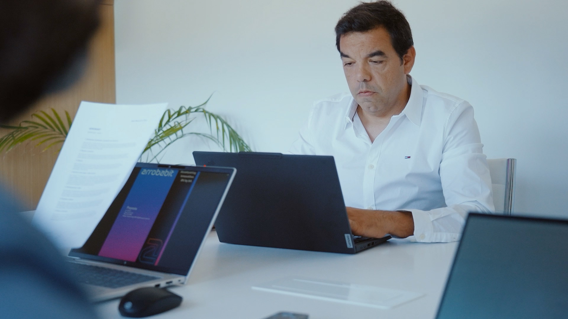 Consultor da Arrobabit a analisar informação num portátil