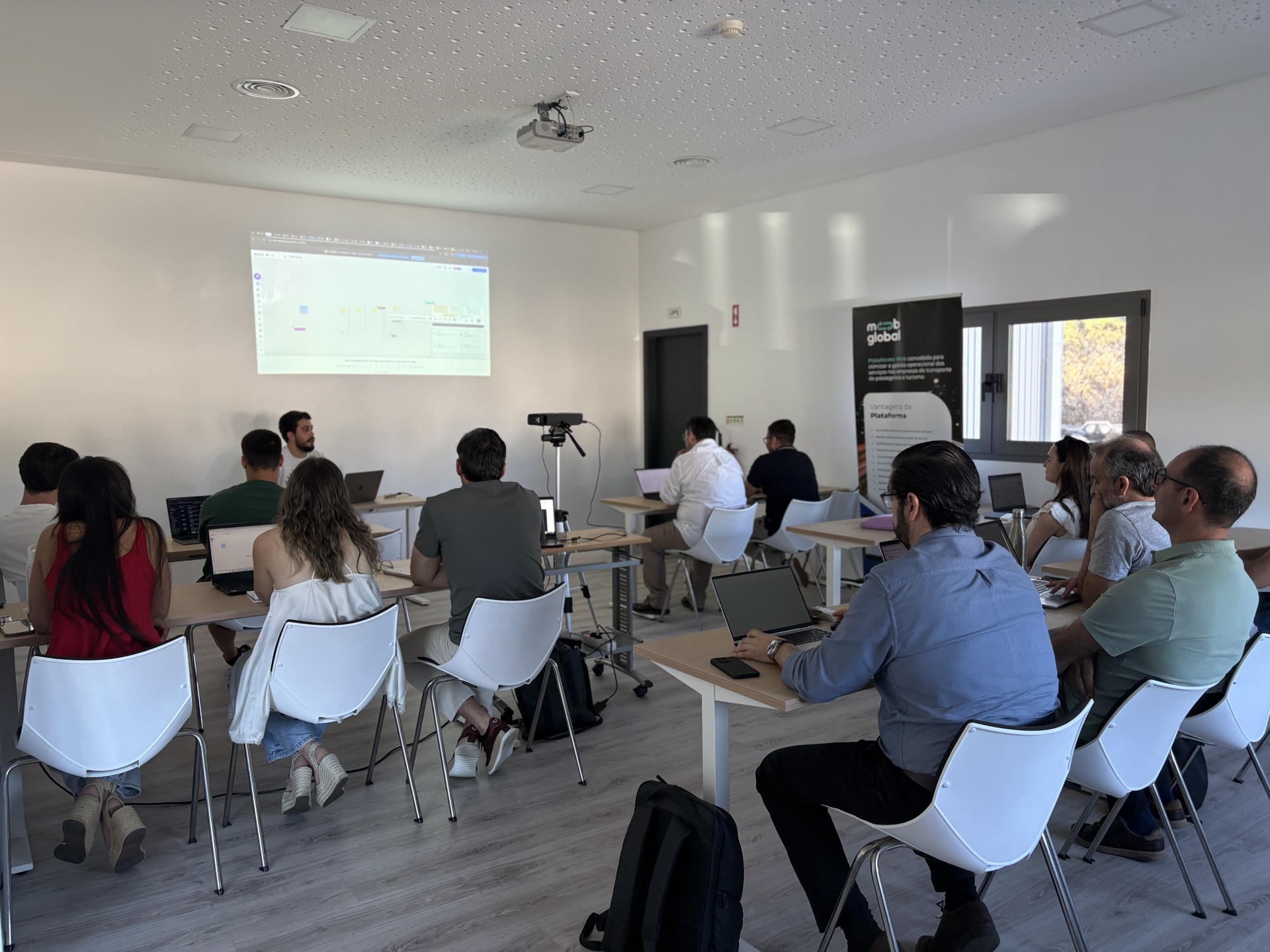 Sessão de formação da Arrobabit com uma equipa numa sala de reuniões
