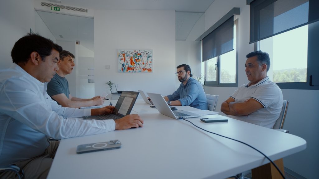 Equipa da Arrobabit numa reunião de trabalho com portáteis